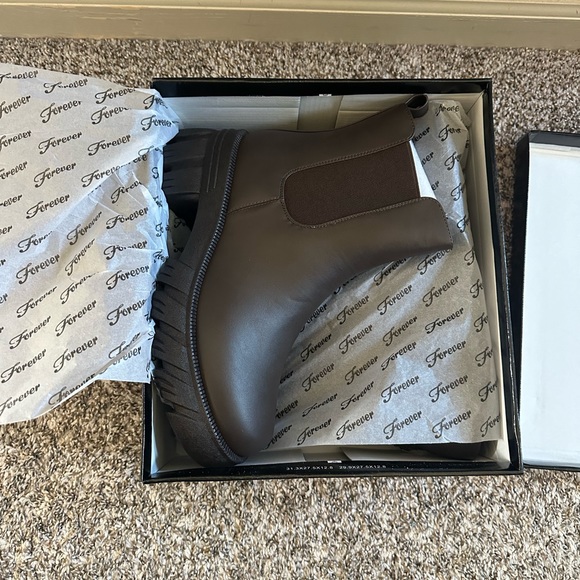 New brown Chelsea boots - Picture 5 of 9